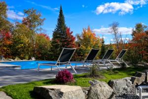 NEW! Chalet Aurora 5 Bedrooms Hot tub Outdoor Pool