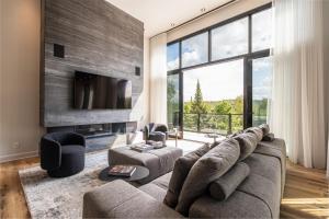 NEW! Chalet Aurora 5 Bedrooms Hot tub Outdoor Pool