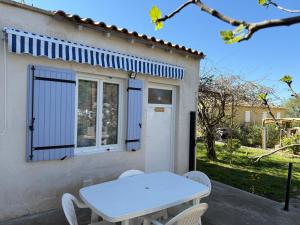 Maisons de vacances Gite climatise avec piscine sur les hauteurs de Bollene : photos des chambres