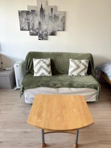 Studio RDC calme avec parking fermé près autoroute et tram C