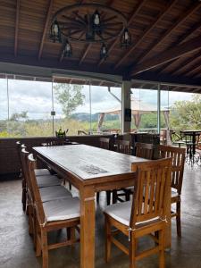 Casa alto padrão 4 Suítes na montanha com vista espetacular