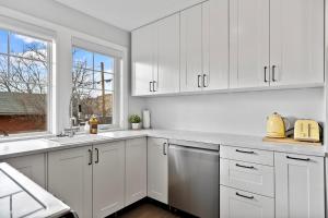 Local Loft - Downtown Okotoks - 2BD - Private