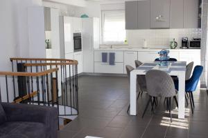 V&V Medulin pool and sea