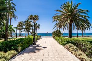 Beachfront Apartment with Parking San Pedro Alcántara Playa 5 MIN Puerto Banús