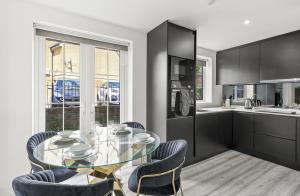 Elegant Apartments in Staines l Free Onsite Parking