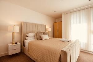Central Leeds Dock Apt& Free Secure Parking!