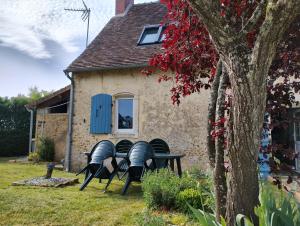 Maisons d'hotes Le doux refuge berceen au calme de sa campagne pres circuit Mans Sud, grand lit avec berceau et possibilite lit pliant en rajout : photos des chambres