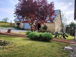 Maisons d'hotes Le doux refuge berceen au calme de sa campagne pres circuit Mans Sud, grand lit avec berceau et possibilite lit pliant en rajout : photos des chambres