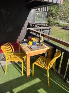 Le Nid Douillé du Crêt, parking et terrasse
