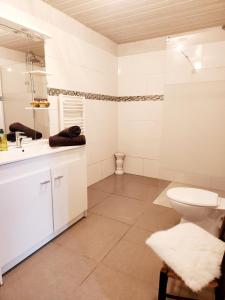Maisons de vacances Gite sous les pins La grange a deux : photos des chambres