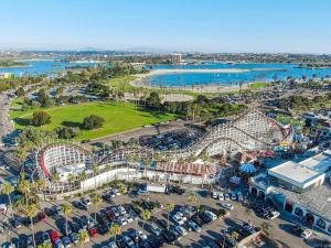 2 Bdrm Condo + Parking in Heart of Mission Beach!