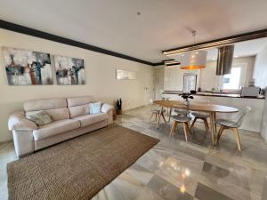 Jardines del Puerto Apartment for up to 6, totally refurbished 2025, gardens, pools, garage, wifi