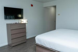 King Room - Non-Smoking room in OYO Townhouse Donaldsonville - Gonzale
