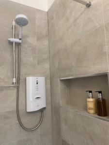 Spacious 2 bed sleeps 5 above traditional music pub