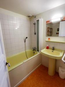B&B / Chambres d'hotes Jolly Chateau - private room Damien : photos des chambres