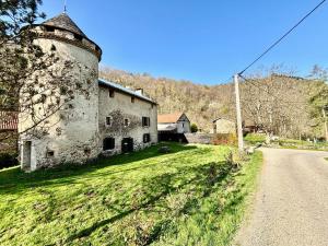 Maisons de vacances Fraicheur garantie chateau perche avec riviere privee en pleine nature : photos des chambres