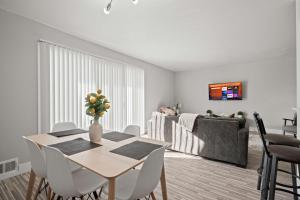 Stylish & Modern Unit Prime Location & Comfort