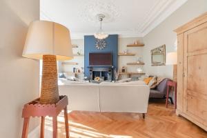 LUXURY Victorian 2 bed 2 bath Flat E14