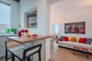 Venetian Alcove