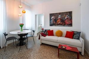 Venetian Alcove