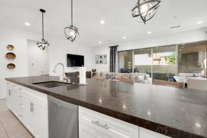 Luxe Desert Willow - 3 BDR with Resort Amenities