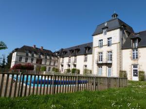 Appartement familial dans un château avec piscine chauffée, proche plages et sites du Golfe du Morbihan