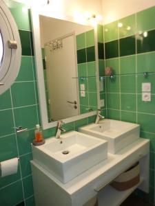 Appartement familial dans un château avec piscine chauffée, proche plages et sites du Golfe du Morbihan