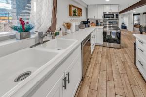 NEW I Hot Tub I Game Room I Arcade 15k Games I Nearby Hikes