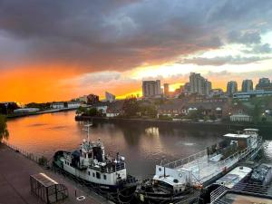 Quays icon by the water