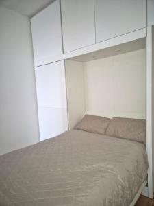 Quays icon by the water