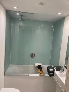 Quays icon by the water