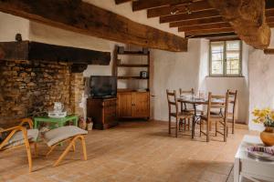 Maisons de vacances Les Gites de la Cour au Mercier : Maison 2 Chambres