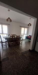 La casa, alquiler temporario - casa completa con cochera y patio- parrilla