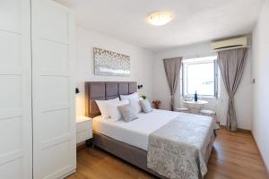 Apartment Banjo Polo