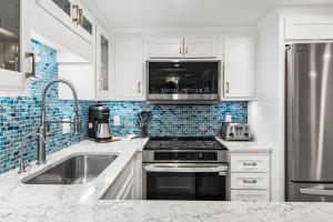 Holiday Surf and Racquet Unit 518