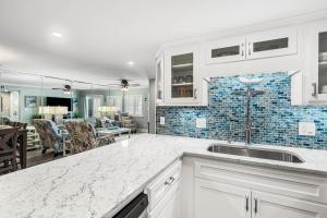 Holiday Surf and Racquet Unit 518