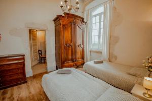Maisons de vacances Chez Dominique 450 m2 Manoir Piscine Billard : photos des chambres