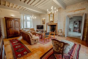 Maisons de vacances Chez Dominique 450 m2 Manoir Piscine Billard : photos des chambres