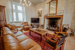 Maisons de vacances Chez Dominique 450 m2 Manoir Piscine Billard : photos des chambres