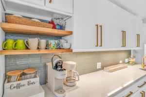 Easy Breezy Family Complex 5BR 3BTH 100ft Dock Pool & Beach