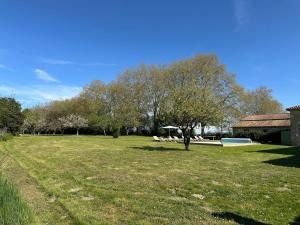 Maisons de vacances Domaine Belotterie, Rural French Retreat, Sleeps 15 plus, Pool & Orchard : photos des chambres