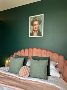 Maisons de vacances Domaine Belotterie, Rural French Retreat, Sleeps 15 plus, Pool & Orchard : photos des chambres