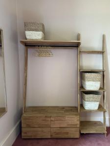 Maisons de vacances Domaine Belotterie, Rural French Retreat, Sleeps 15 plus, Pool & Orchard : photos des chambres