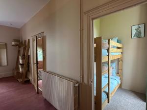 Maisons de vacances Domaine Belotterie, Rural French Retreat, Sleeps 15 plus, Pool & Orchard : photos des chambres
