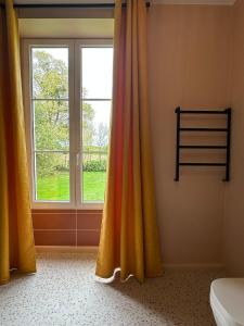 Maisons de vacances Domaine Belotterie, Rural French Retreat, Sleeps 15 plus, Pool & Orchard : photos des chambres