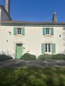 Maisons de vacances Domaine Belotterie, Rural French Retreat, Sleeps 15 plus, Pool & Orchard : photos des chambres