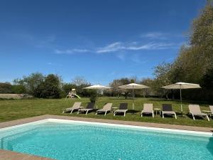 Maisons de vacances Domaine Belotterie, Rural French Retreat, Sleeps 15 plus, Pool & Orchard : photos des chambres