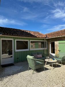 Maisons de vacances Domaine Belotterie, Rural French Retreat, Sleeps 15 plus, Pool & Orchard : photos des chambres
