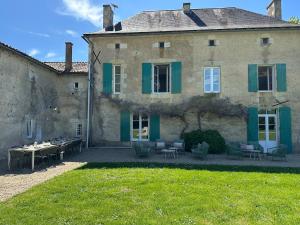 Maisons de vacances Domaine Belotterie, Rural French Retreat, Sleeps 15 plus, Pool & Orchard : photos des chambres