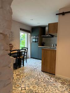 Maisons de vacances Domaine Belotterie, Rural French Retreat, Sleeps 15 plus, Pool & Orchard : photos des chambres
